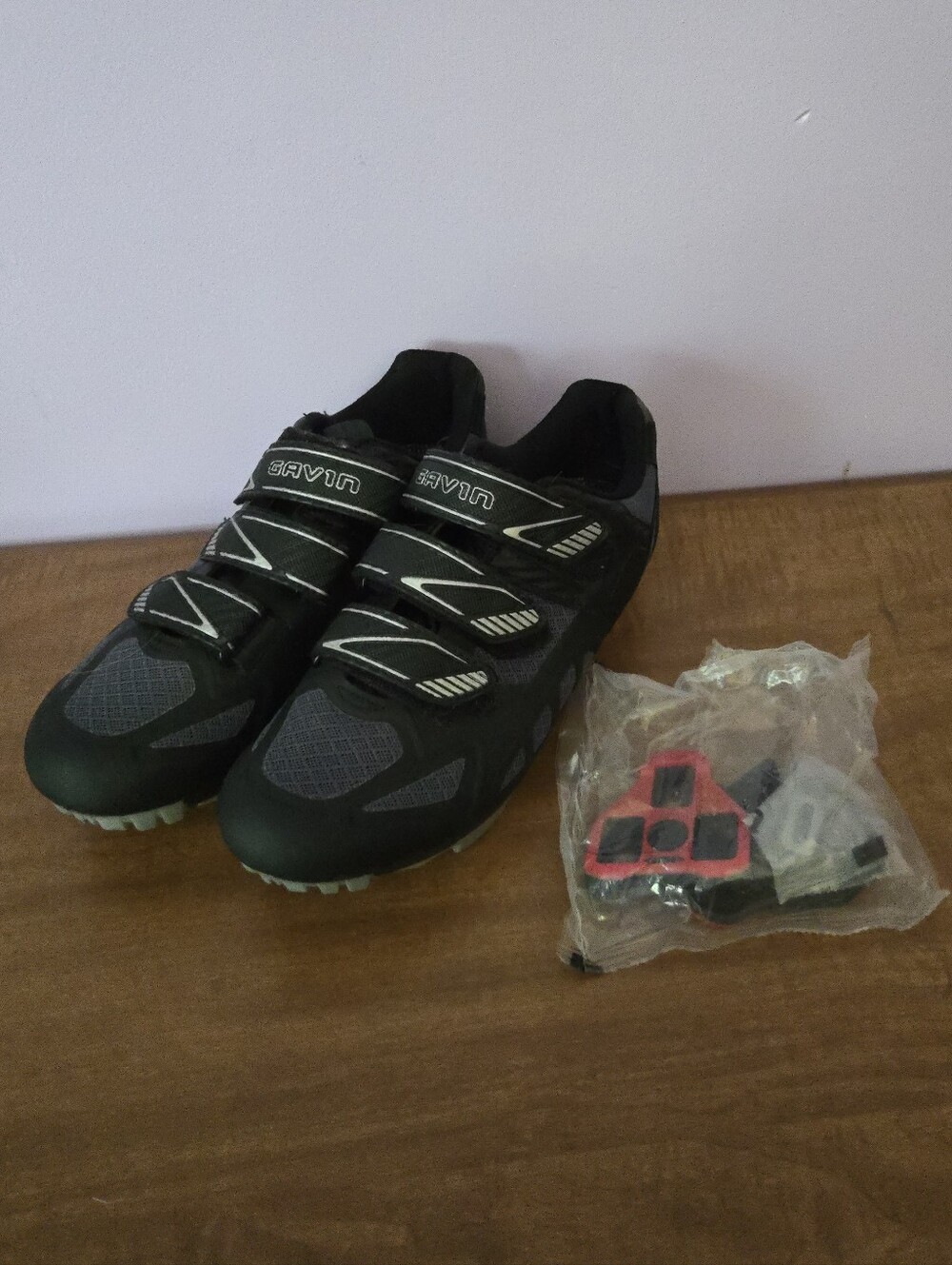 Black/Gray Men's Athletic Cycling Shoes with Triple Strap Closure